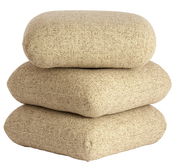 Drei übereinander gestapelte, beige Sitzpuffs aus grobem Stoff, seitliche Perspektive