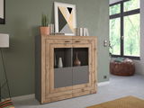 Highboard aus Holz mit grauen Elementen, dekoriert mit Pflanzen und Kunst, in einem modernen Wohnzimmer aus der Frontalperspektive.