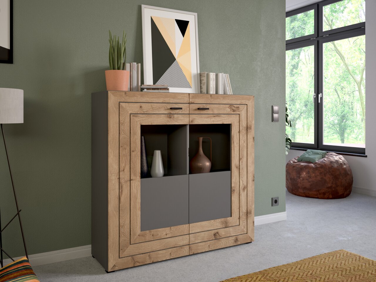Highboard aus Holz mit grauen Elementen, dekoriert mit Pflanzen und Kunst, in einem modernen Wohnzimmer aus der Frontalperspektive.