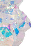 Nahaufnahme einer LED-Dekoleuchte mit geometrischen, transparenten und schillernden Elementen in Pastellfarben.