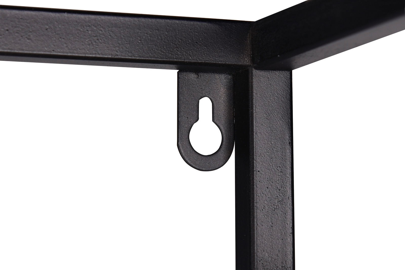 Nahaufnahme eines schwarzen Metallrahmens mit einer Schlüssellochhalterung, perspektivisch von der Seite aufgenommen.