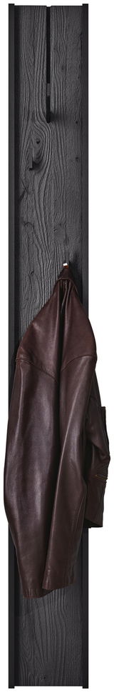Schwarze Wandgarderobe mit Holzmaserung und brauner Lederjacke, Frontalansicht