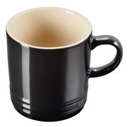 Schwarzer Becher mit cremefarbener Innenseite, seitliche Perspektive