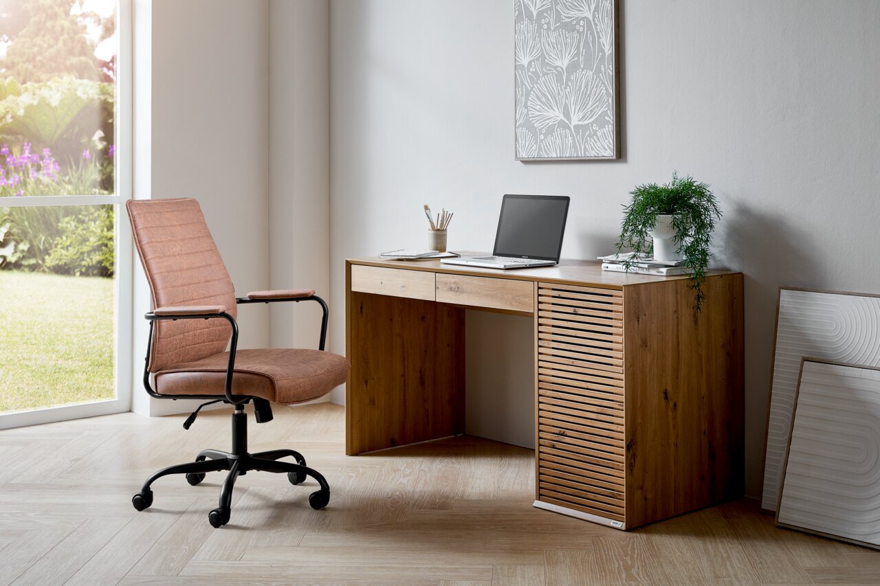 Moderner Schreibtisch aus Holz mit Laptop und Pflanzen, seitliche Perspektive.