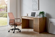 Moderner Schreibtisch aus Holz mit Laptop und Pflanzen, seitliche Perspektive.
