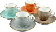 Vier gesprenkelte Keramik-Kaffeetassen mit Untertassen in Türkis, Orange, Grau und Beige, mit braunem Rand, schräg von vorne in leicht erhöhter Perspektive fotografiert.