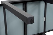 Nahaufnahme der Unterseite eines Gartentisches mit stabilen Metallstreben, perspektivisch von unten betrachtet.
