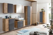 Moderne Badezimmermöbel in Holzoptik mit grauen Fronten, inklusive Hochschrank, aus seitlicher Perspektive fotografiert.