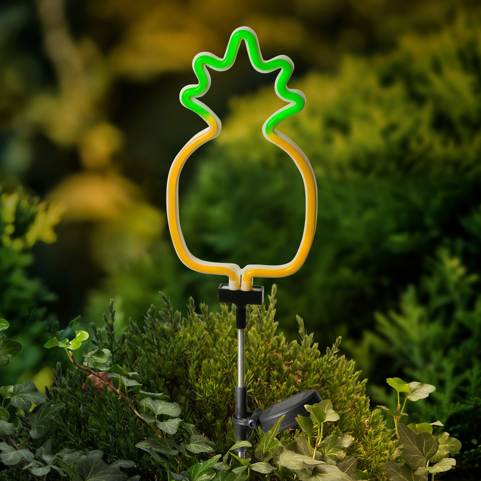 Lumineo Solar Stabbeleuchtung Solarbetriebene Stabbeleuchtung in Form einer Ananas, leuchtend in Gelb und Grün, in einem Garten platziert, seitliche Perspektive.