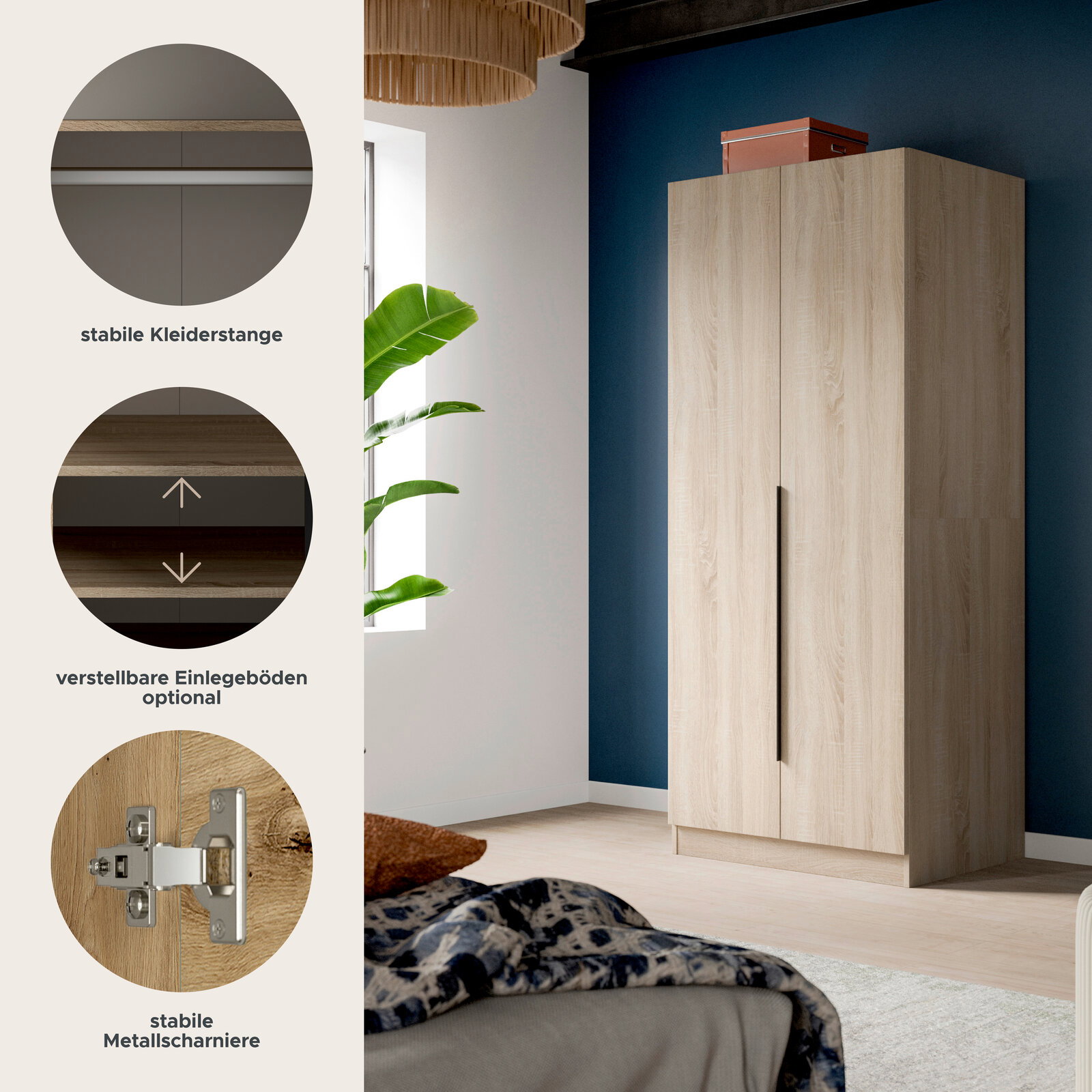 Heller Kleiderschrank in Holzoptik mit zwei Türen und langen schwarzen Griffen, im Schlafzimmer vor dunkelblauer Wand; Perspektive: leicht schräg von vorn rechts.