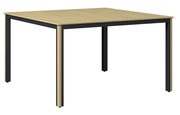 Moderner quadratischer Tisch mit Holzplatte und schwarzen Metallbeinen, seitliche Perspektive