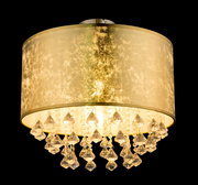 Deckenleuchte mit goldenem Schirm und hängenden Kristallen, seitliche Perspektive