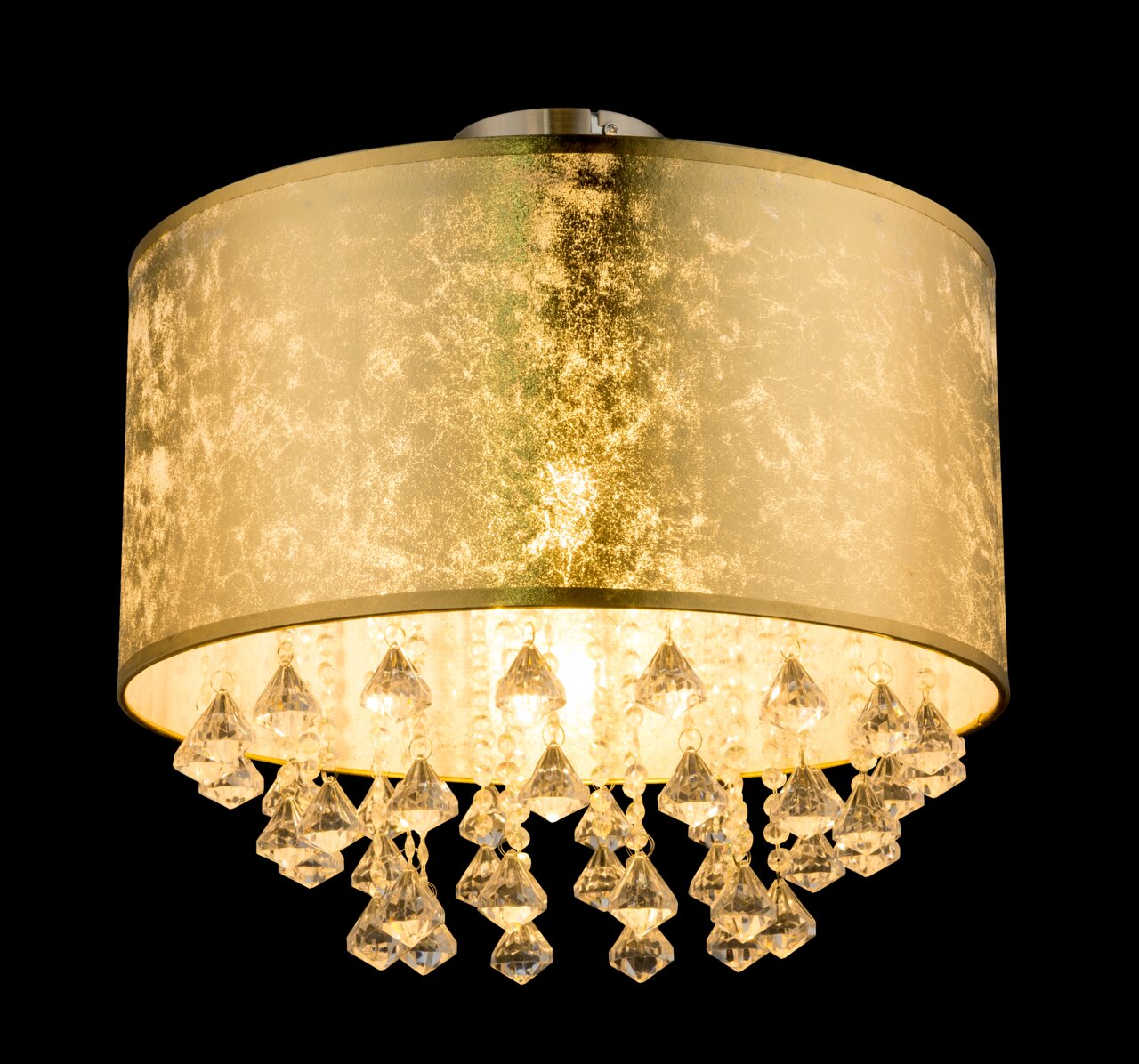 Deckenleuchte mit goldenem Schirm und hängenden Kristallen, seitliche Perspektive