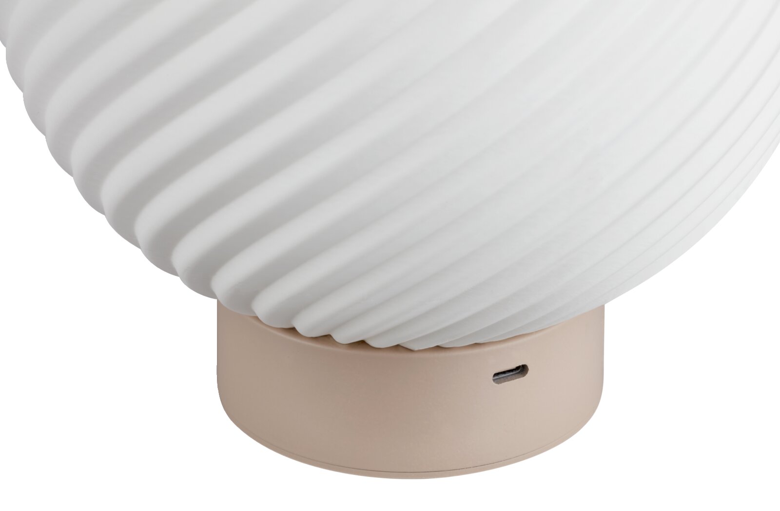 Detailansicht einer modernen Tischlampe mit weißem, spiralgeripptem Lampenschirm und beigefarbenem Sockel mit Ladeanschluss, fotografiert aus seitlicher Nahperspektive.