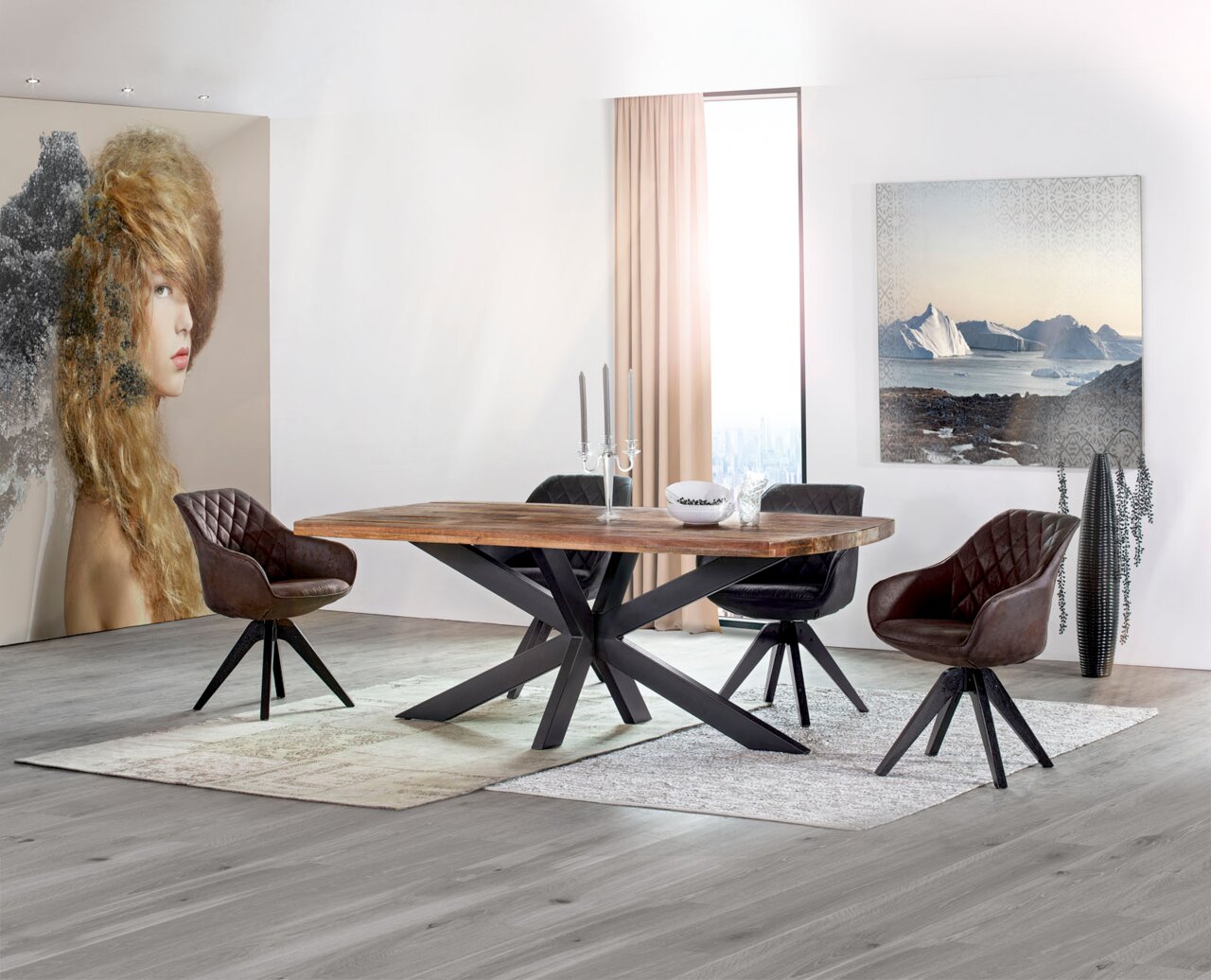 Eetkamer met een moderne eettafel van hout en metaal, omringd door vier gestoffeerde stoelen van donker leer, zijaanzicht.