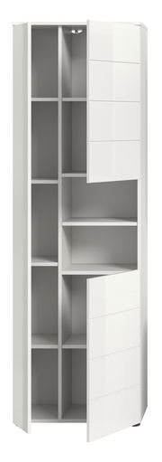 Moderner weißer Hochschrank mit mehreren offenen Fächern und zwei teilweise geöffneten Türen, Frontalansicht.