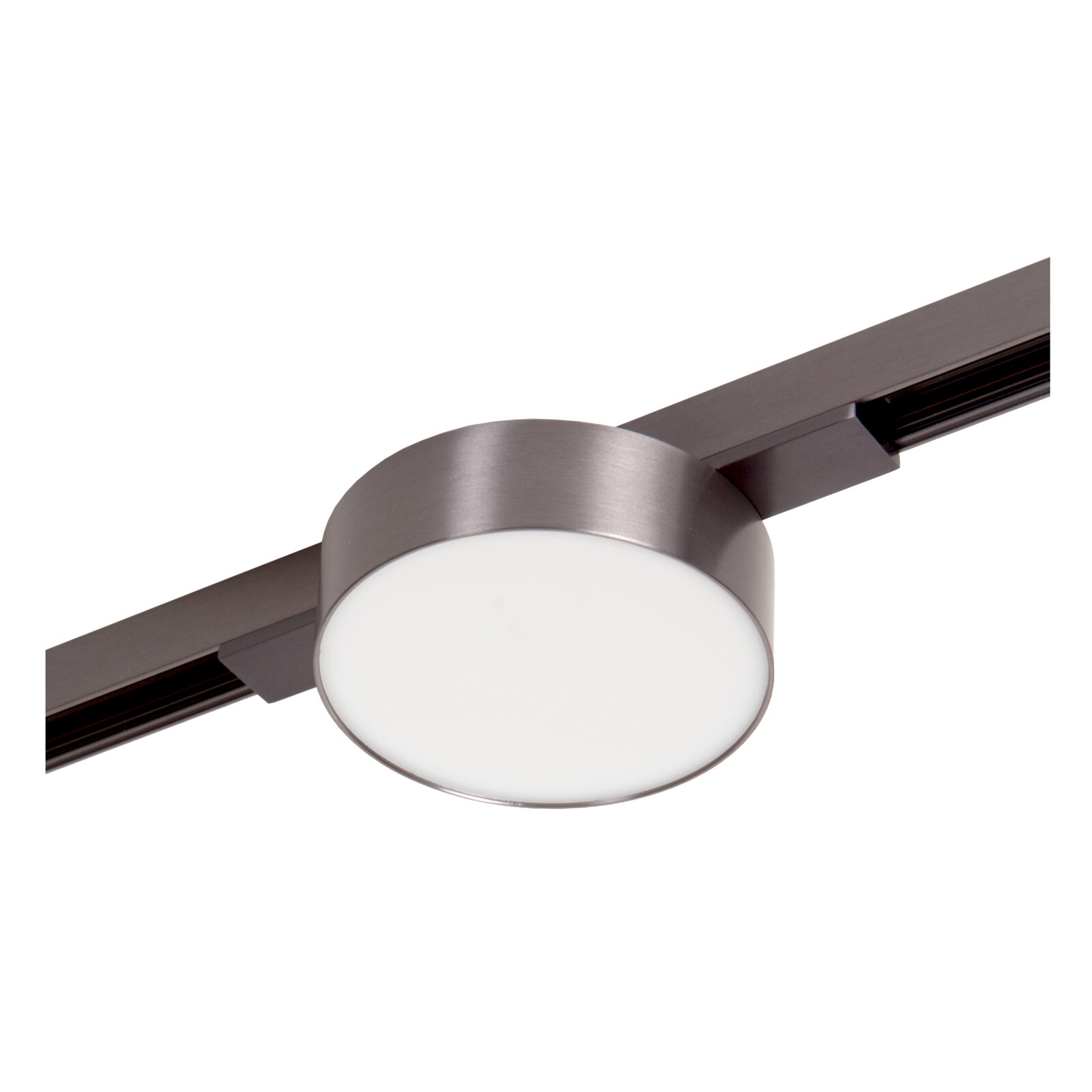 Ronde LED-railspot/plafondlamp met mat metalen behuizing en opaalwitte diffuser op een donkere rail, gefotografeerd in close-up schuin van onderen (onderaanzicht) tegen een witte achtergrond