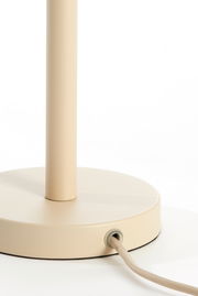 Nahaufnahme eines beigen Lampenfußes mit rundem Sockel und Kabel, seitliche Perspektive.