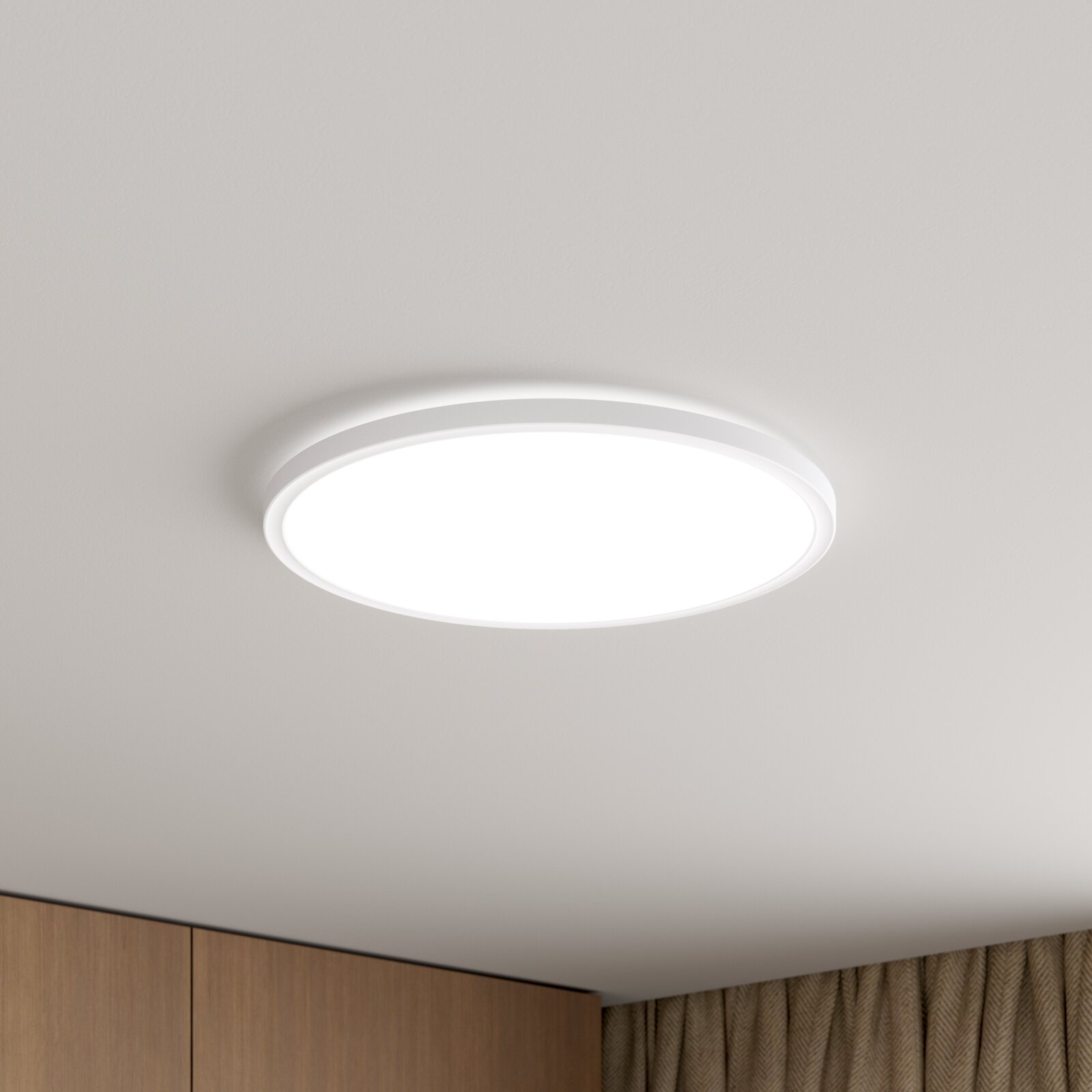 Novel LED-Deckenleuchte MARAKESH Runde, flache LED-Deckenleuchte in Weiß an der Zimmerdecke, eingeschaltet, in leichter Untersicht von unten fotografiert