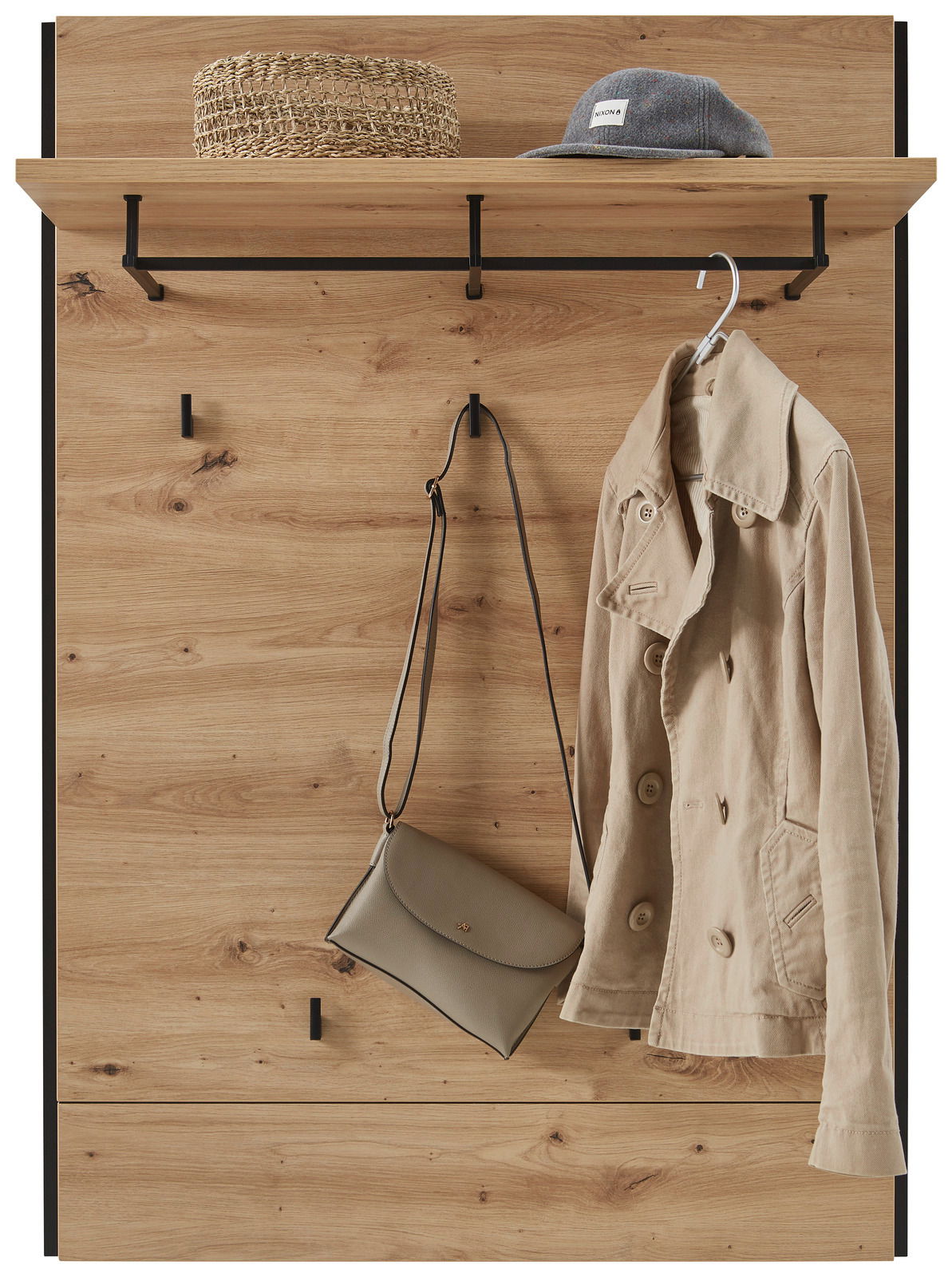 Garderobenpaneel aus Holz mit Haken und Ablage, frontal fotografiert. Auf der Ablage liegen ein Hut und ein Korb, an den Haken hängen eine Jacke und eine Tasche.