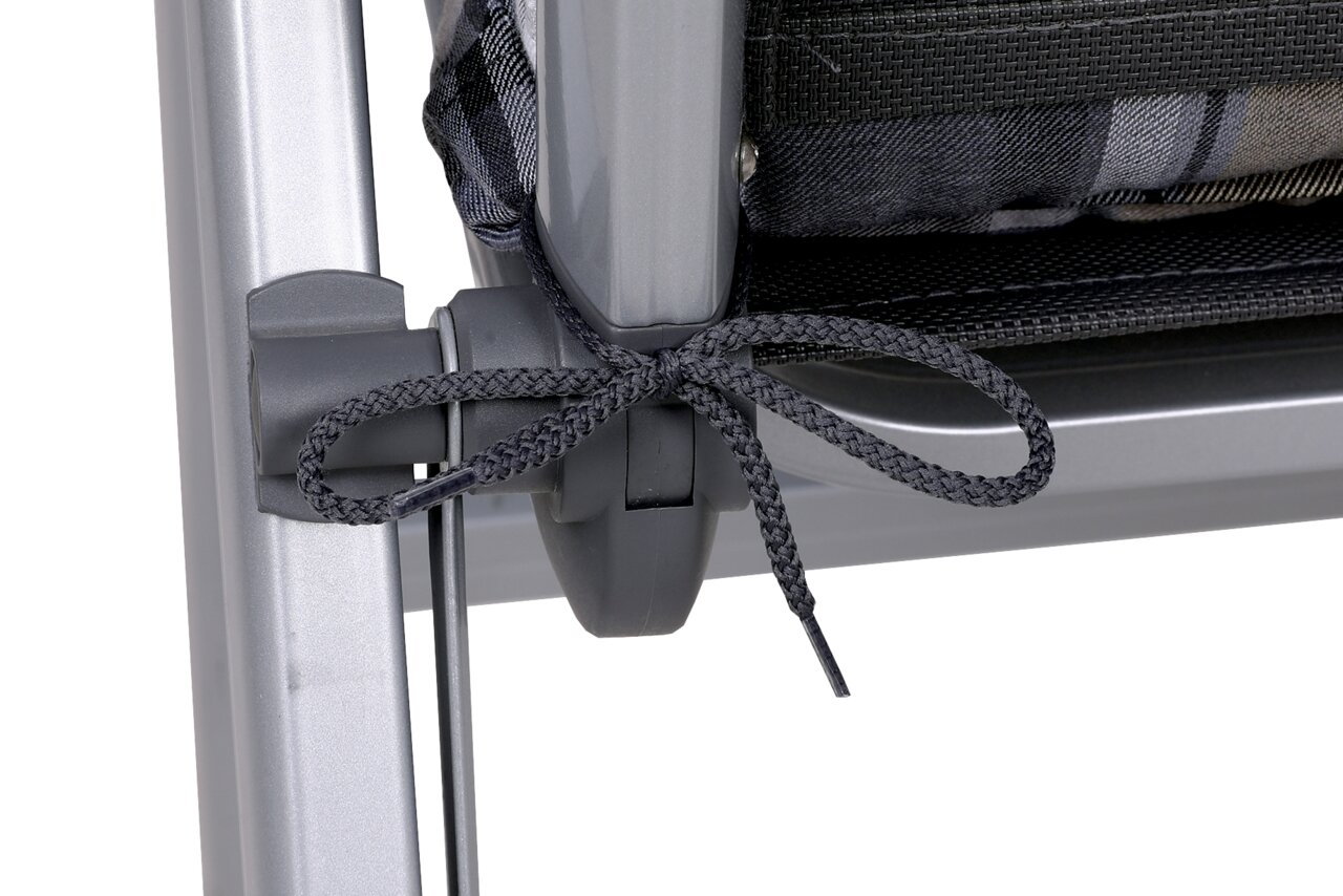 Nahaufnahme eines Sessels mit grauem Gestell und schwarzer Kordel zur Befestigung der Sesselauflage.