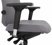 Nahaufnahme eines grauen Drehstuhls mit Armlehnen, seitliche Perspektive