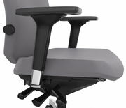 Nahaufnahme eines grauen Drehstuhls mit Armlehnen, seitliche Perspektive