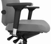 Nahaufnahme eines grauen Drehstuhls mit Armlehnen, seitliche Perspektive