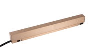 Lange, rechteckige LED-Leuchtenleiste in gebürsteter Kupfer-/Roségold-Optik mit Anschlusskabel, freigestellt auf Weiß, in schräger Seitenansicht (3/4-Perspektive)