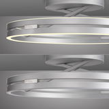 Moderne Deckenleuchte PURE Loop in silberner Optik, seitliche Perspektive mit leuchtendem LED-Ring.