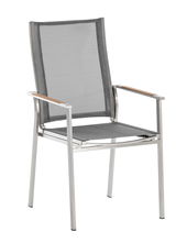 Moderner Sessel aus Metall mit Netzbespannung und Holzarmlehnen, seitliche Perspektive