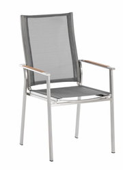 Moderner Sessel aus Metall mit Netzbespannung und Holzarmlehnen, seitliche Perspektive