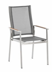 Moderner Sessel aus Metall mit Netzbespannung und Holzarmlehnen, seitliche Perspektive