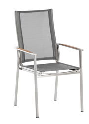 Moderner Sessel aus Metall mit Netzbespannung und Holzarmlehnen, seitliche Perspektive