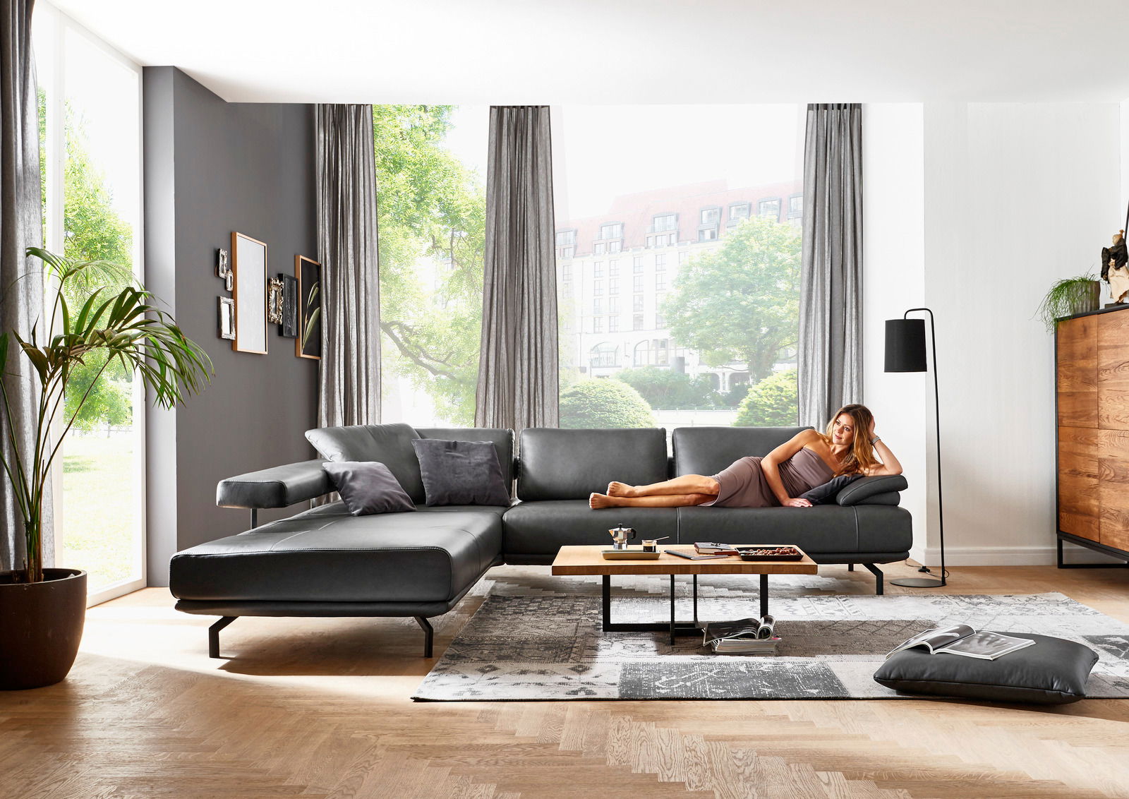 Moderne Rundecke in einem hellen Wohnzimmer, seitliche Perspektive, mit einer Person, die entspannt darauf liegt.