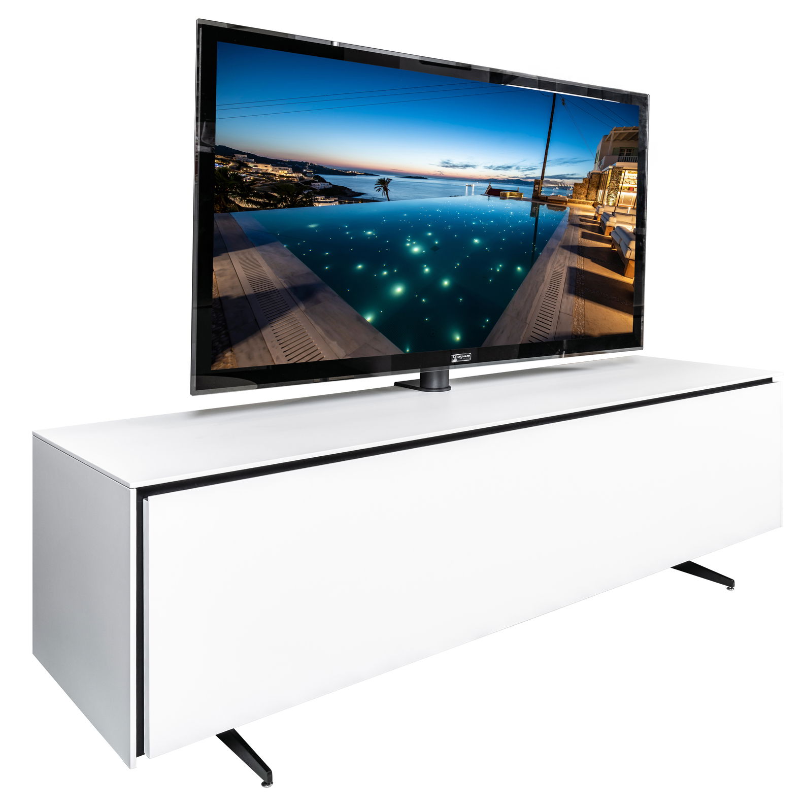 Weißes TV-Element mit schwarzem Rand, darauf ein großer Flachbildfernseher. Perspektive von vorne links.