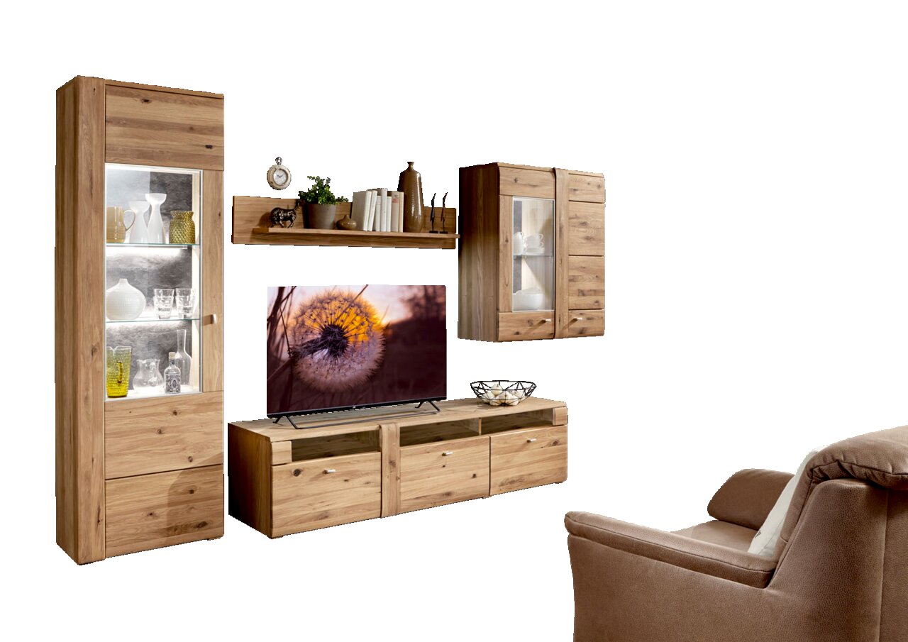 Moderne Wandkombination aus Holz mit Vitrinen, Regalen und TV-Schrank in einem hellen Wohnzimmer mit Blick auf die Stadt.
