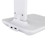 Nahaufnahme der Unterseite einer weißen Tischleuchte mit USB-Anschluss und Schalter, seitliche Perspektive