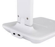 Nahaufnahme der Unterseite einer weißen Tischleuchte mit USB-Anschluss und Schalter, seitliche Perspektive