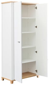 Weißer Aktenschrank mit zwei geöffneten Türen, vier Einlegeböden und Holzfüßen, seitliche Perspektive