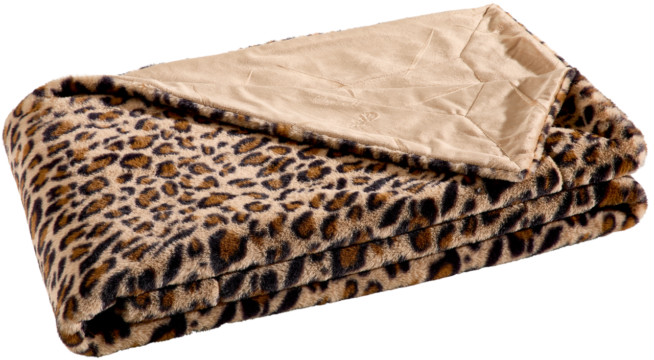 Gefaltete Felldecke mit Leopardenmuster, teilweise umgeschlagen, aus seitlicher Perspektive fotografiert.