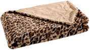 Gevouwen bontdeken met luipaardpatroon, gedeeltelijk omgeslagen, gefotografeerd vanuit een zijaanzicht.