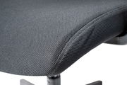 Nahaufnahme eines grauen Drehstuhlsitzes mit Textilbezug, seitliche Perspektive