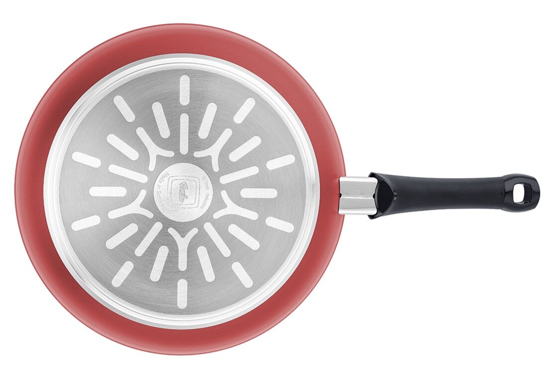 Bovenaanzicht van een rode pan met zwart handvat, Levital+ Red Classic 28 cm.