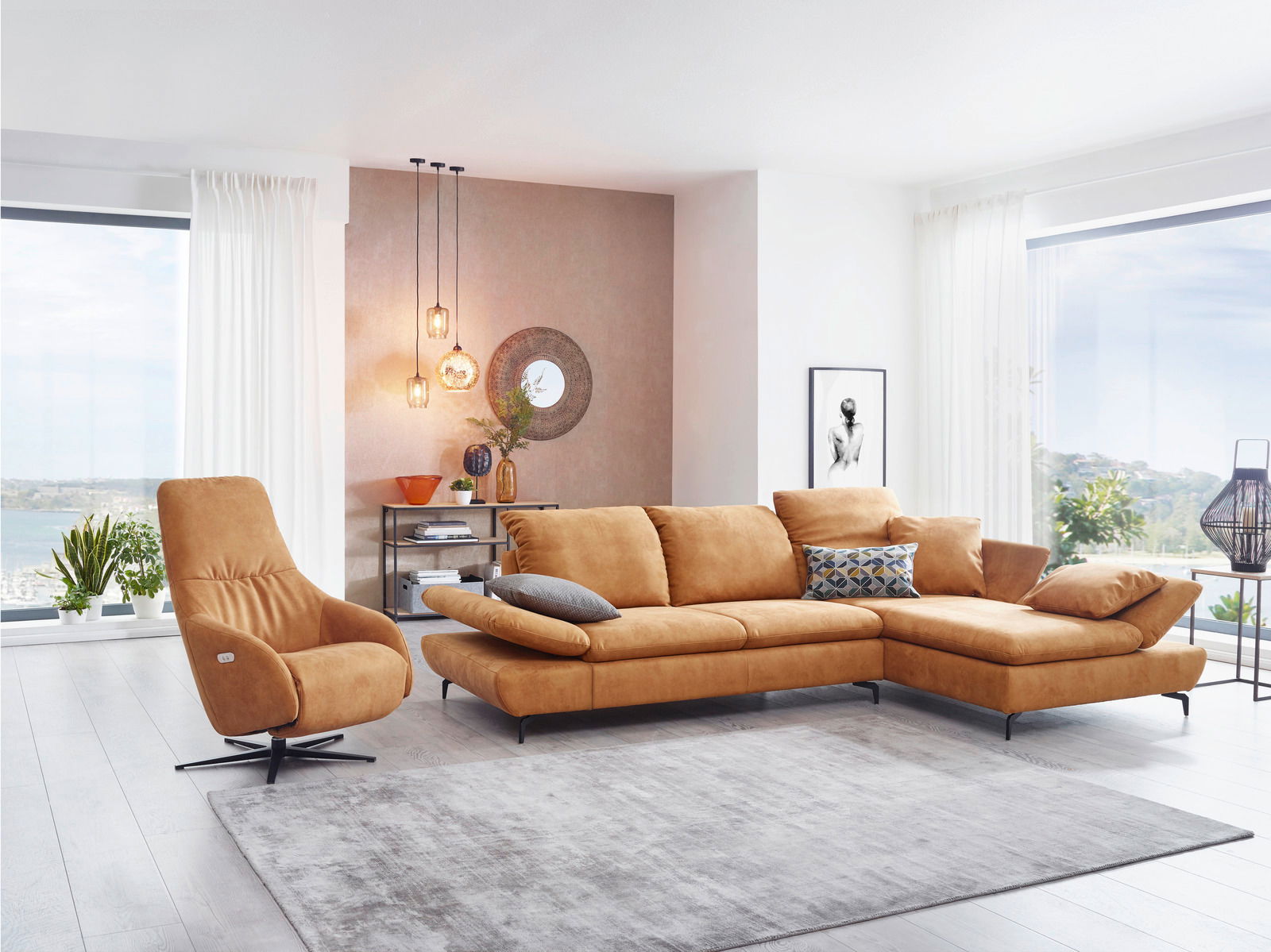 Gemütliche Longchairkombination in einem modernen Wohnzimmer mit großen Fenstern und stilvoller Dekoration, seitliche Perspektive.