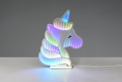 Bunte LED-Dekoleuchte in Einhorn-Kopf-Form mit Regenbogen-Lichteffekt auf weißem Sockel, Frontansicht auf grauem Hintergrund