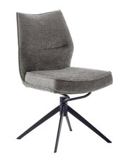 Moderner grauer Stuhl mit gepolsterter Sitzfläche und Rückenlehne, schwarzes Metallgestell, seitliche Perspektive
