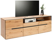 TV-Lowboard aus Holz mit modernem Design, ausgestattet mit mehreren Schubladen und offenen Fächern, darauf ein Fernseher und Dekorationen. Perspektive: Frontalansicht.
