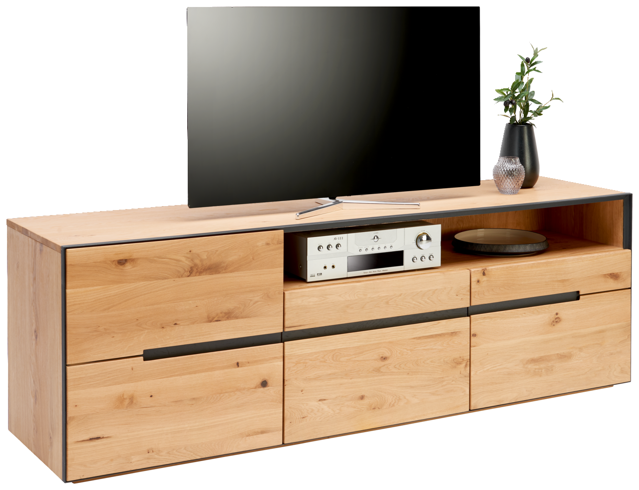 Linea Natura TV-Lowboard KELIO MAX TV-Lowboard aus Holz mit modernem Design, ausgestattet mit mehreren Schubladen und offenen Fächern, darauf ein Fernseher und Dekorationen. Perspektive: Frontalansicht.