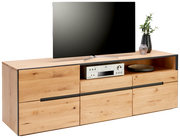 TV-Lowboard aus Holz mit modernem Design, ausgestattet mit mehreren Schubladen und offenen Fächern, darauf ein Fernseher und Dekorationen. Perspektive: Frontalansicht.